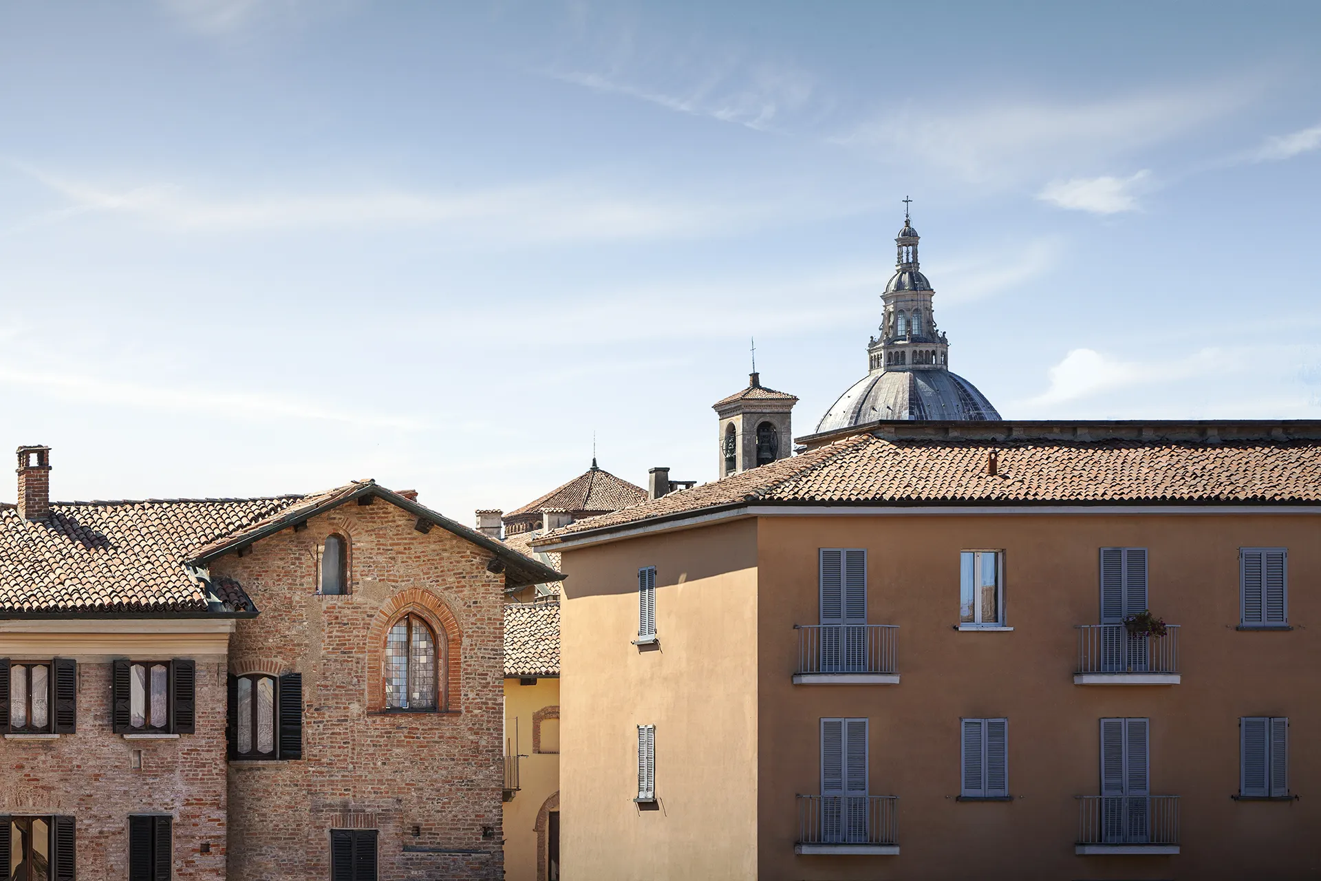 I tetti del centro di Pavia con la cupola del Duomo sullo sfondo