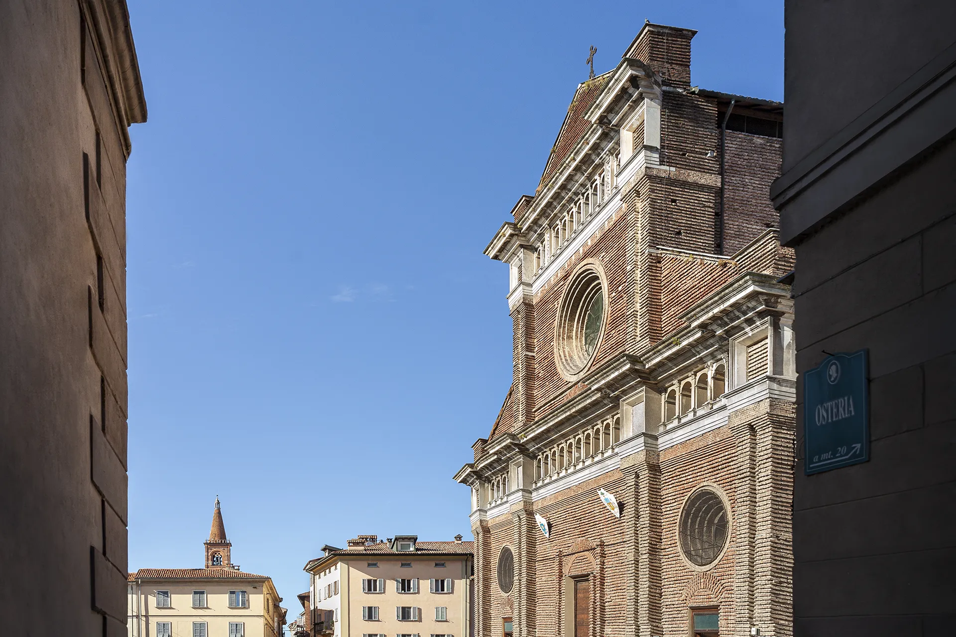 La facciata del Duomo di Pavia vista da una via del centro